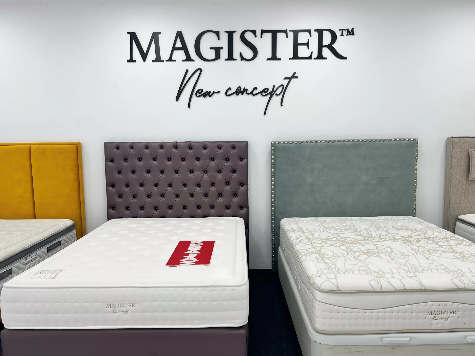 Varios colchones bajo el cartel "Magister TM New Concept"